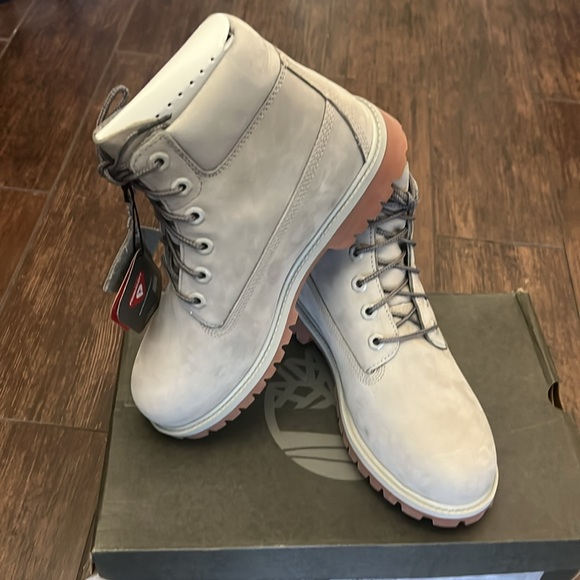 These are a size 6 youth Timberland brand new - Picture 3 of 5